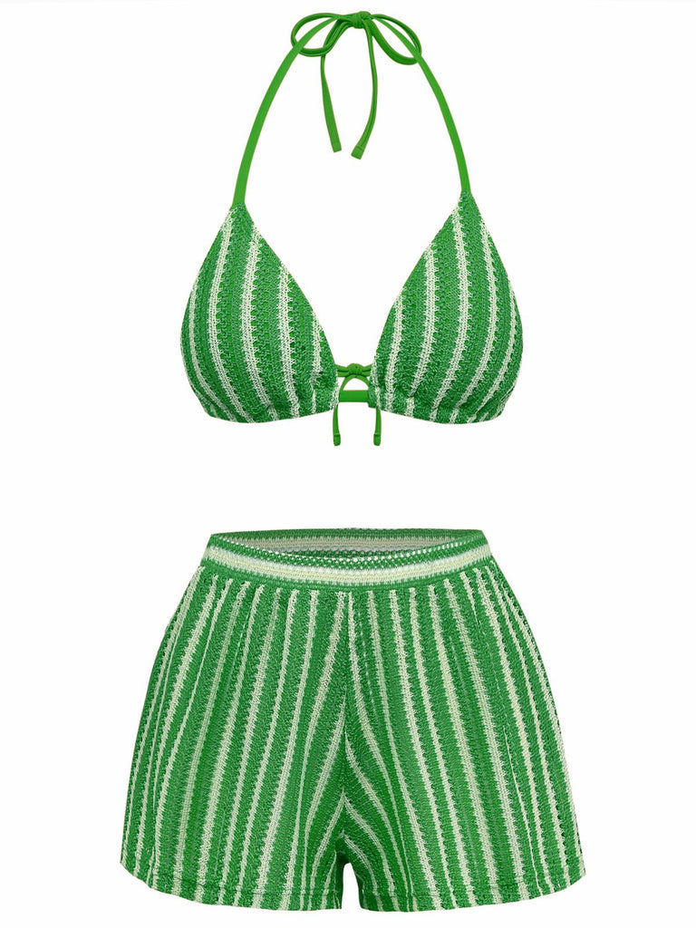 Grün-weiß gestreiftes Bikini-Set auf weißem Hintergrund