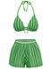 Grün-weiß gestreiftes Bikini-Set auf weißem Hintergrund