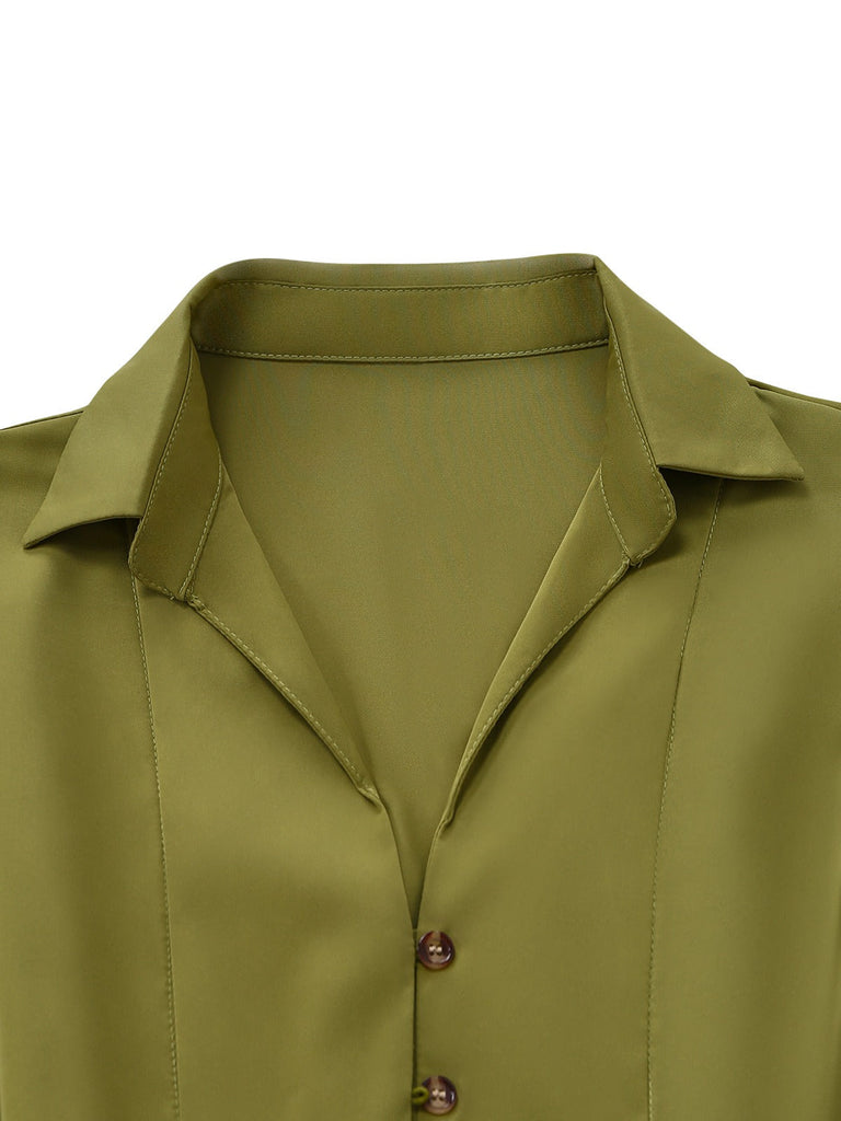 Grünes Hemd mit Kragen auf weißem Hintergrund