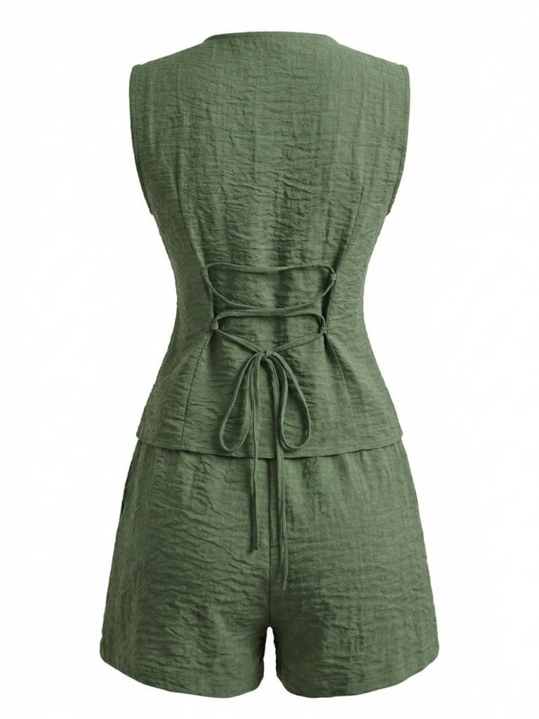 Grüner Jumpsuit mit Bindegürtel auf weißem Hintergrund