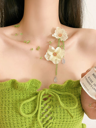 Grüne Halskette mit Blumen und Kristall