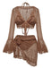 Ein dreiteiliges Bikini-Set mit einem passenden, schokoladenbraunen Strandkleid aus Spitze mit Glockenärmeln.