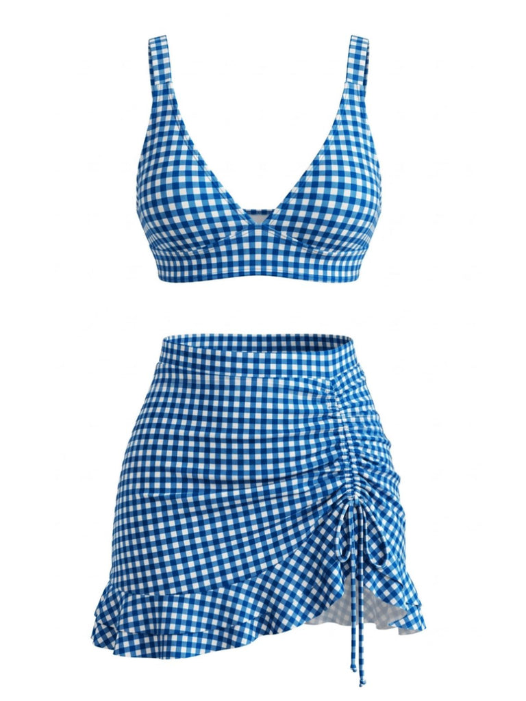 Blau-weiß kariertes Bikini-Set auf weißem Hintergrund