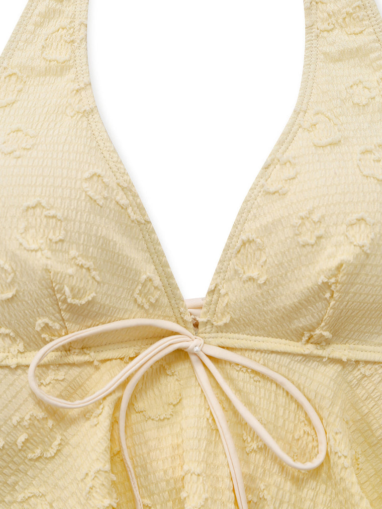 Hellgelber Tankini im Stil der 1950er Jahre mit strukturiertem Blumenmuster, Neckholder und tiefem V-Ausschnitt (Nahaufnahme)