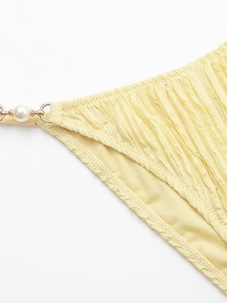 Hellgelber geraffter Bikini im Stil der 1980er Jahre – Vintage-Mode, Retro-Stil