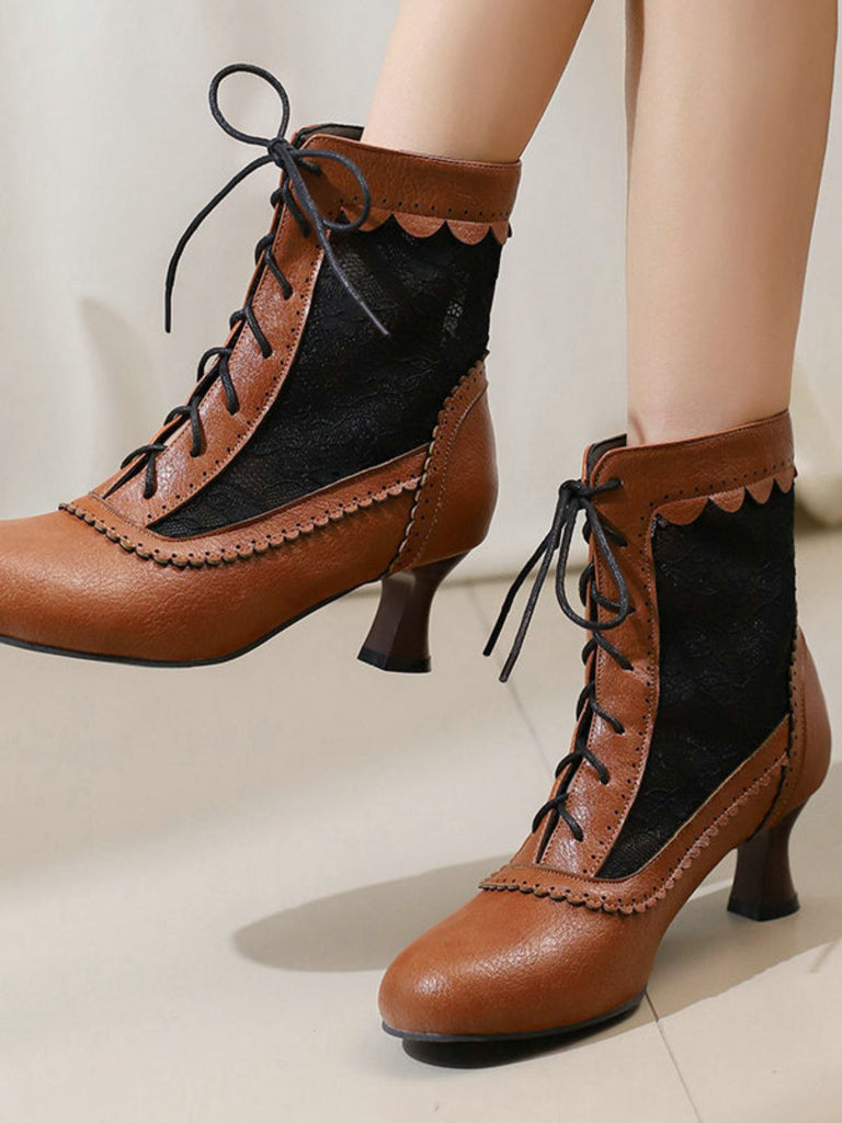 Braune Schnürstiefel mit schwarzen Akzenten auf neutralem Hintergrund
