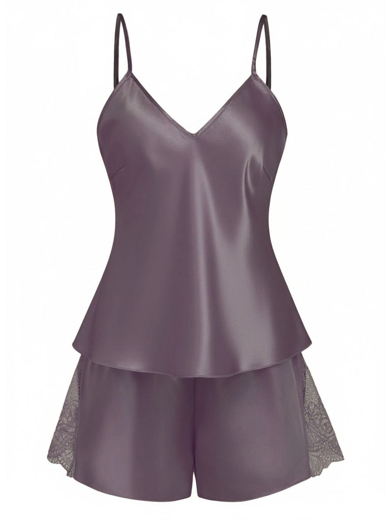Lila Satin-Camisole und Shorts-Set auf weißem Hintergrund