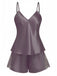 Lila Satin-Camisole und Shorts-Set auf weißem Hintergrund
