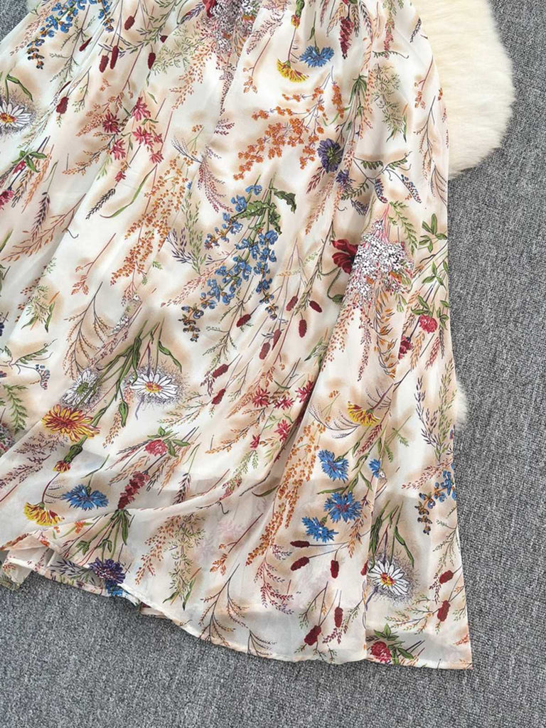 Stoff mit Blumenmuster auf strukturierter Oberfläche