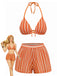 Orange-weiß gestreiftes Bikini-Set mit passender Shorts auf weißem Hintergrund