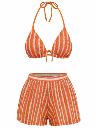 Orange-weiß gestreiftes Bikini-Set auf weißem Hintergrund