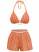 Orange-weiß gestreiftes Bikini-Set auf weißem Hintergrund