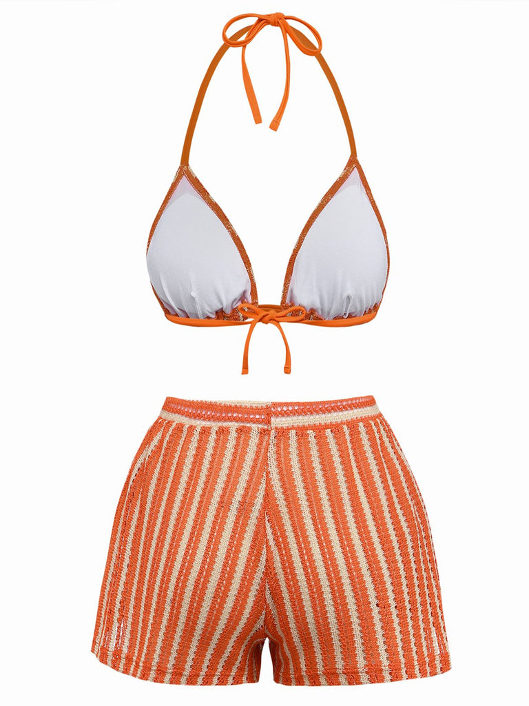 Orangefarbenes und weißes Bikini-Set auf weißem Hintergrund