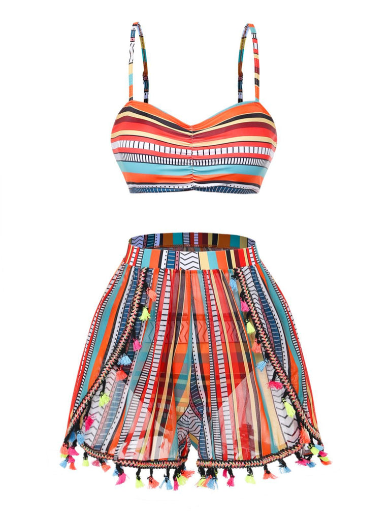 Buntes, gestreiftes Oberteil und Shorts-Set auf weißem Hintergrund