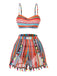 Buntes, gestreiftes Oberteil und Shorts-Set auf weißem Hintergrund