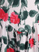 Blumenmuster mit roten Blüten und grünen Blättern auf hellem Hintergrund