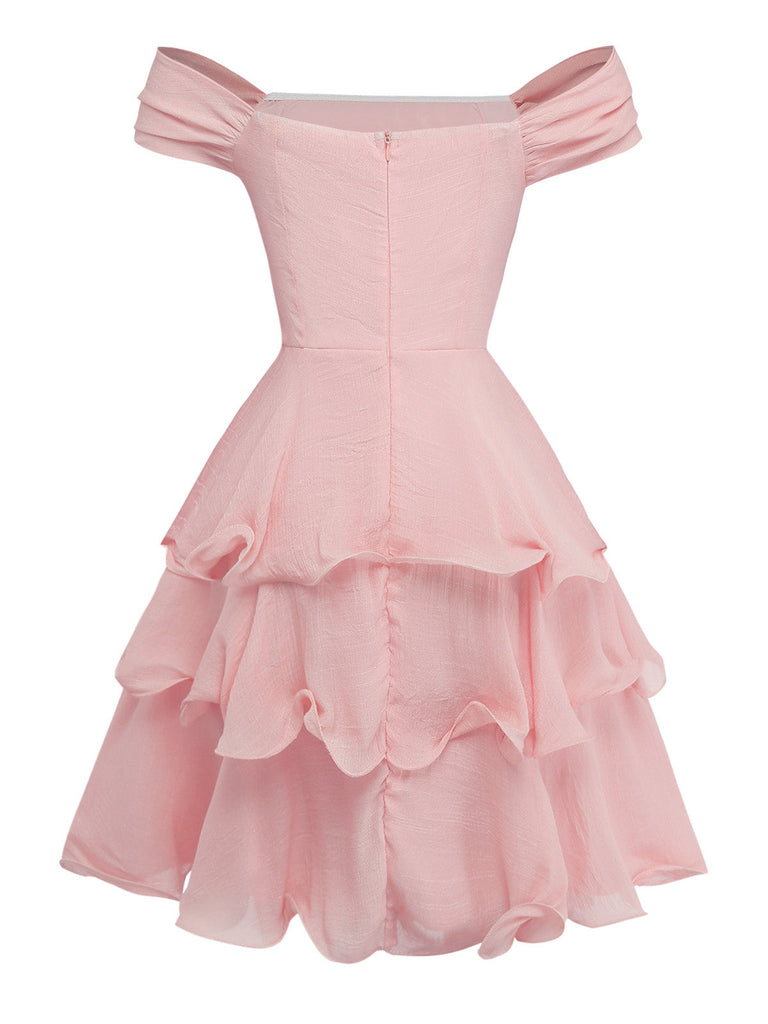 Rosa schulterfreies Kleid mit Rüschenlagen auf weißem Hintergrund