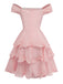 Rosa schulterfreies Kleid mit Rüschenlagen auf weißem Hintergrund