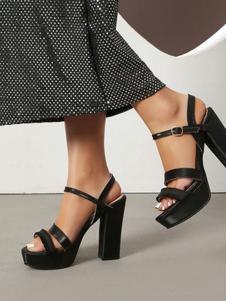 Lila Sandalen mit Knöchelriemen, Blockabsatz und Zehen