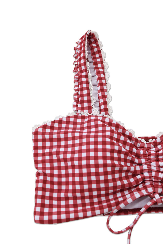 Rot-weiß kariertes Oberteil mit Rüschen auf weißem Hintergrund