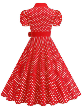 Vintage-Swingkleid mit Polka-Dots, Gürtel und Hemdkragen im klassischen Retro-Stil der 1950er Jahre.