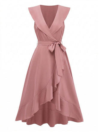 Rosa Kleid mit Schleifendetail auf weißem Hintergrund