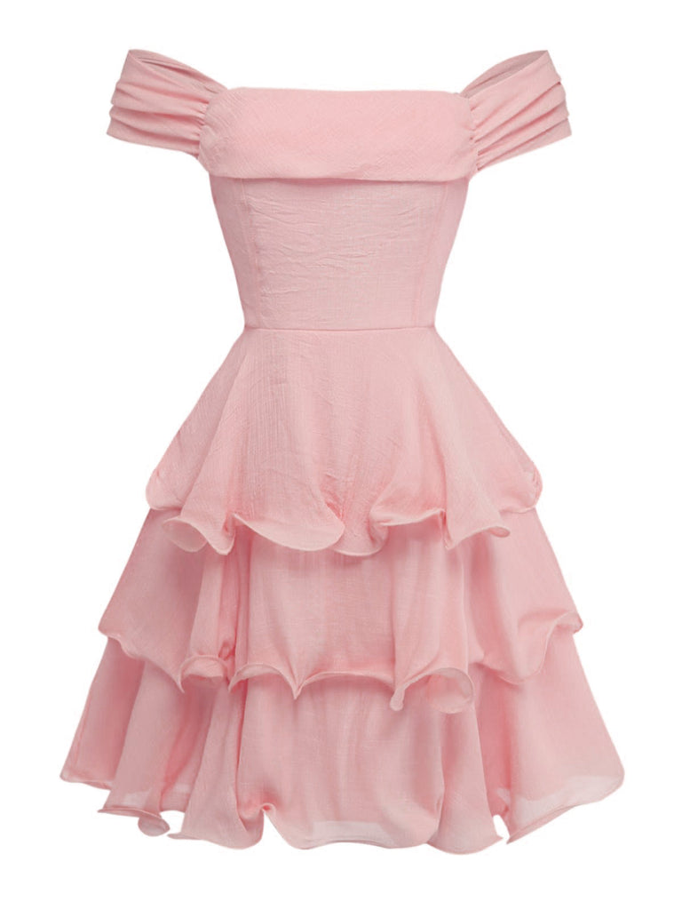 Rosa schulterfreies Kleid mit Rüschenlagen auf weißem Hintergrund