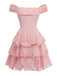 Rosa schulterfreies Kleid mit Rüschenlagen auf weißem Hintergrund