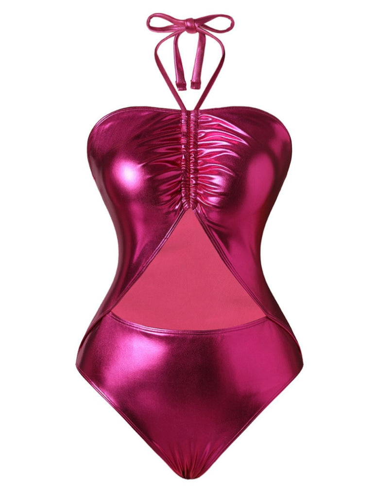 Metallic-rosa Badeanzug auf weißem Hintergrund