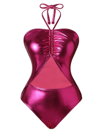 Metallic-rosa Badeanzug auf weißem Hintergrund