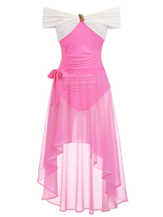 Ein pink-weißes Badekleid im Vintage-Stil mit schulterfreien Ärmeln, herzförmigem Ausschnitt und einem asymmetrischen pinkfarbenen Netzrock mit Schleifendetail an der Taille.