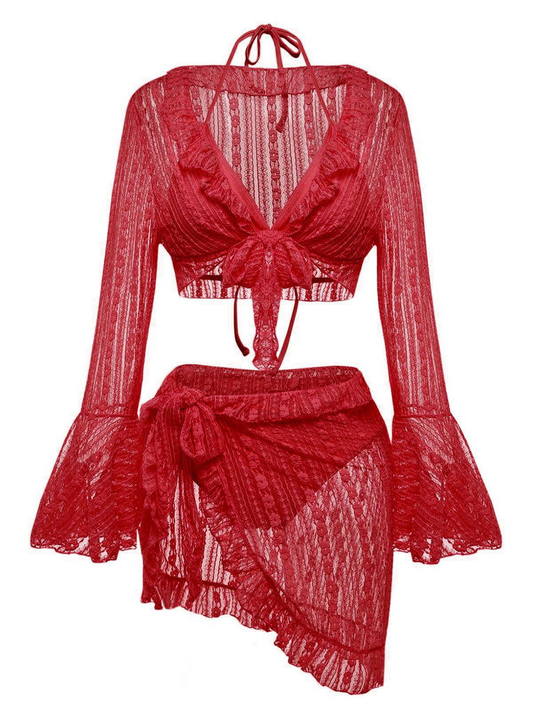 Das dreiteilige Bade-Set aus Spitze in einem kräftigen Rotton besticht durch eine Strickjacke mit ausgestellten Ärmeln.