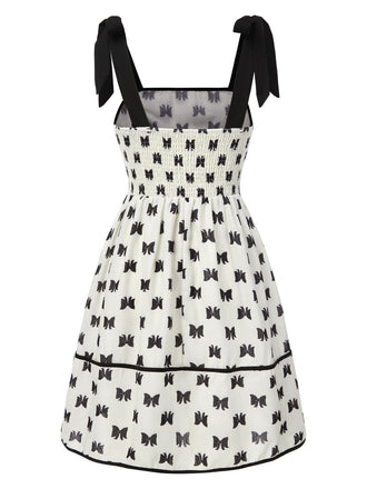 Cremeweiß 1950er Bogen Krawatte Träger Gesmokt Kleid