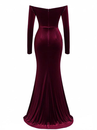 Weinrotes 30er schulterfreies Samtkleid mit Raffung und Seitenschlitz