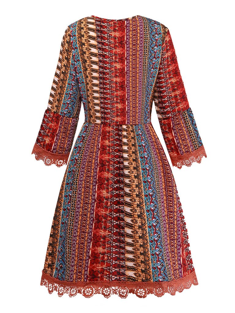 Kurzes, mehrfarbiges Kleid mit V-Ausschnitt im Stil der 1970er Jahre.