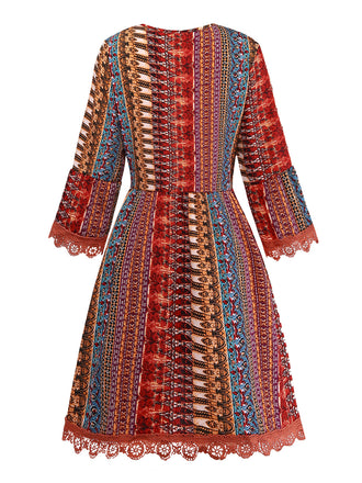 Kurzes, mehrfarbiges Kleid mit V-Ausschnitt im Stil der 1970er Jahre.