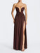 Trägerloses 70er Maxikleid mit tiefem V-Ausschnitt, Raffung und hohem Schlitz
