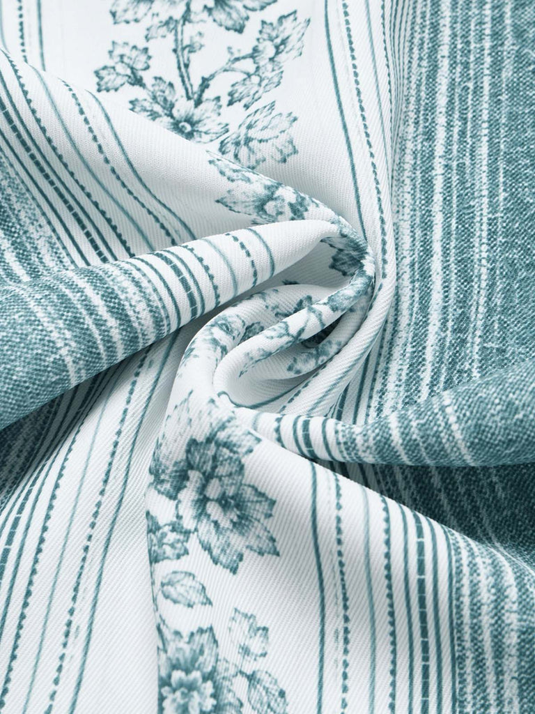 Hellblauer 70er Jumpsuit mit Blumen und Gürtel