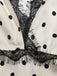 Beige 30er Satin-Kleid mit Polka-Dots und V-Ausschnitt