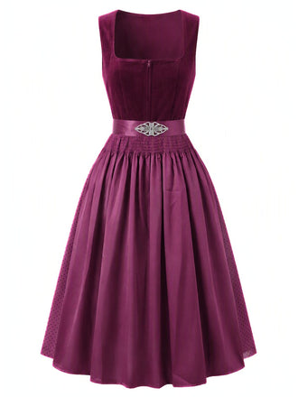 Pflaumenfarbenes 50er Kleid mit Schürze und Polka-Dots