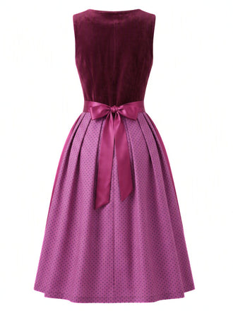 Pflaumenfarbenes 50er Kleid mit Schürze und Polka-Dots
