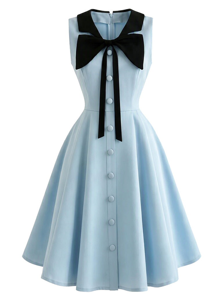 Hellblaues 50er Kleid mit Schleifenkragen und Taschen