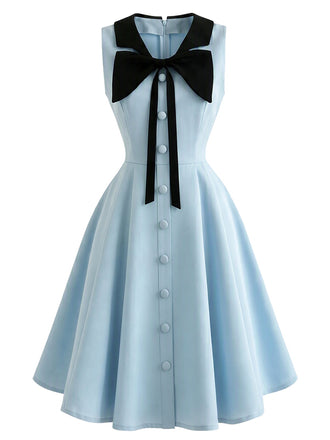 Hellblaues 50er Kleid mit Schleifenkragen und Taschen