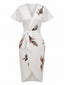 Weißes 60er Wickelkleid mit Blätterprint und Schlitzsaum