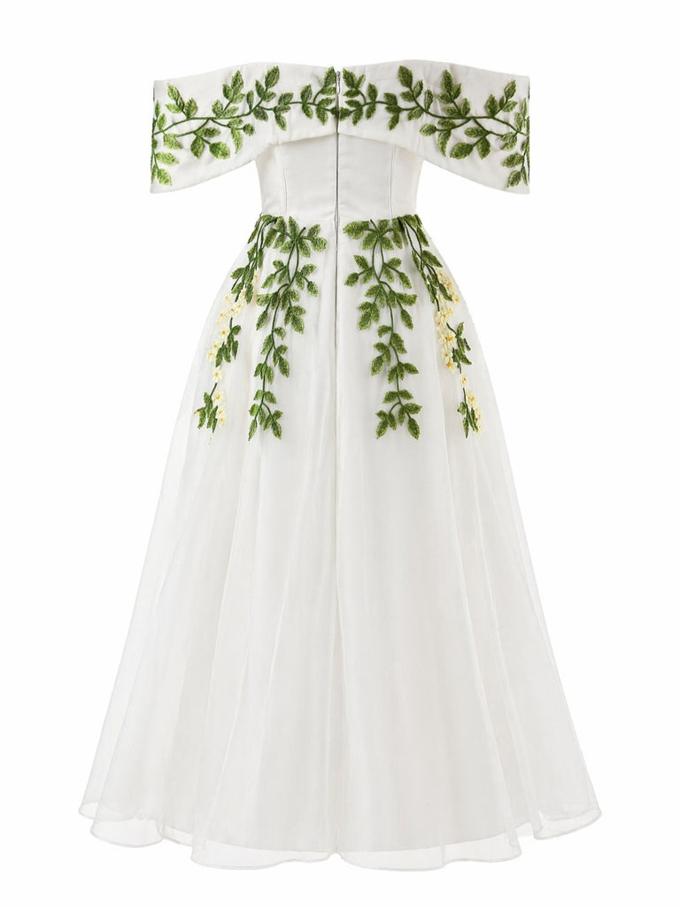 Weißes 50er schulterfreies Kleid mit Applikationen und Rebe