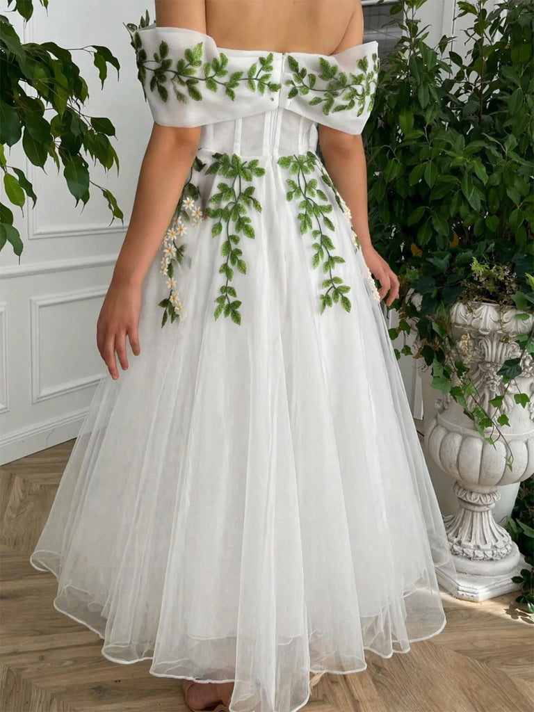 Weißes 50er schulterfreies Kleid mit Applikationen und Rebe