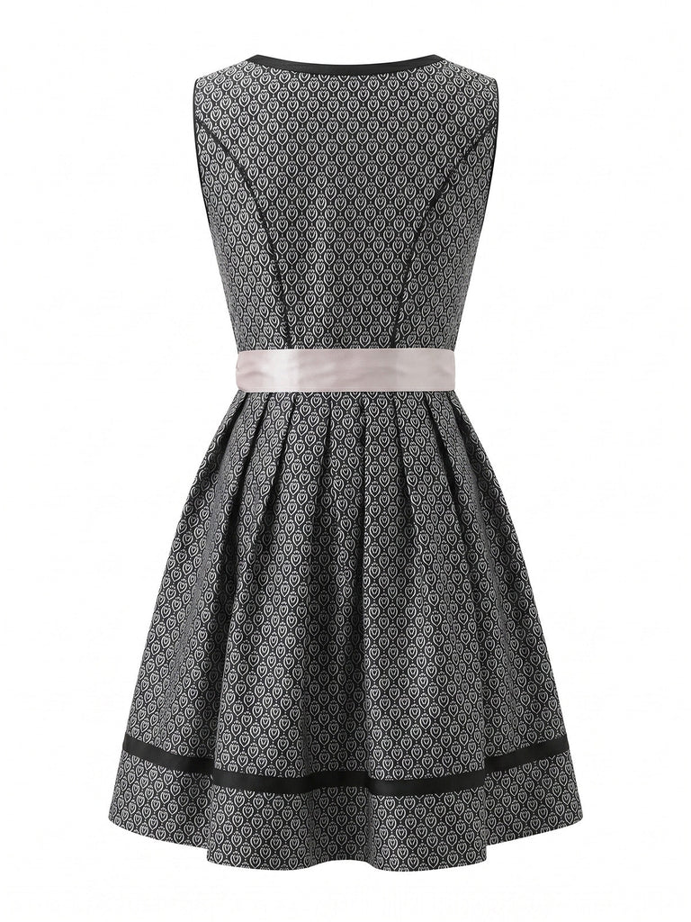Schwarzes 50er Kleid mit Spitzenschürze und Blumen