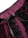 40er Karokleid & rotes Cape mit Spitzenbesatz