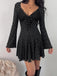 Schwarzes 60er Rippkleid mit Spitzen-V-Ausschnitt und Glockenärmeln