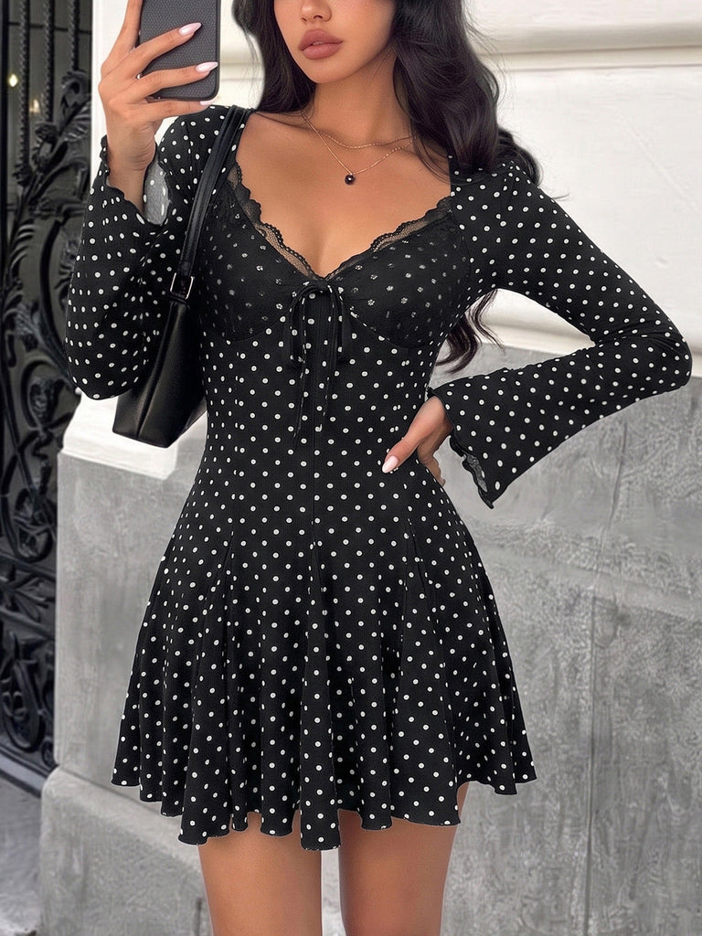 Schwarzes 60er Rippkleid mit Spitzen-V-Ausschnitt und Glockenärmeln
